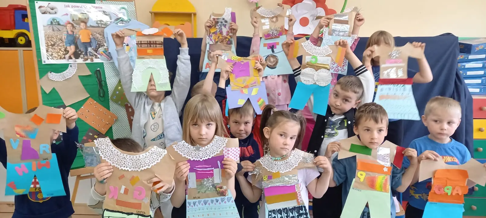 SKĄD  BIORĄ  SIĘ  UBRANIA?