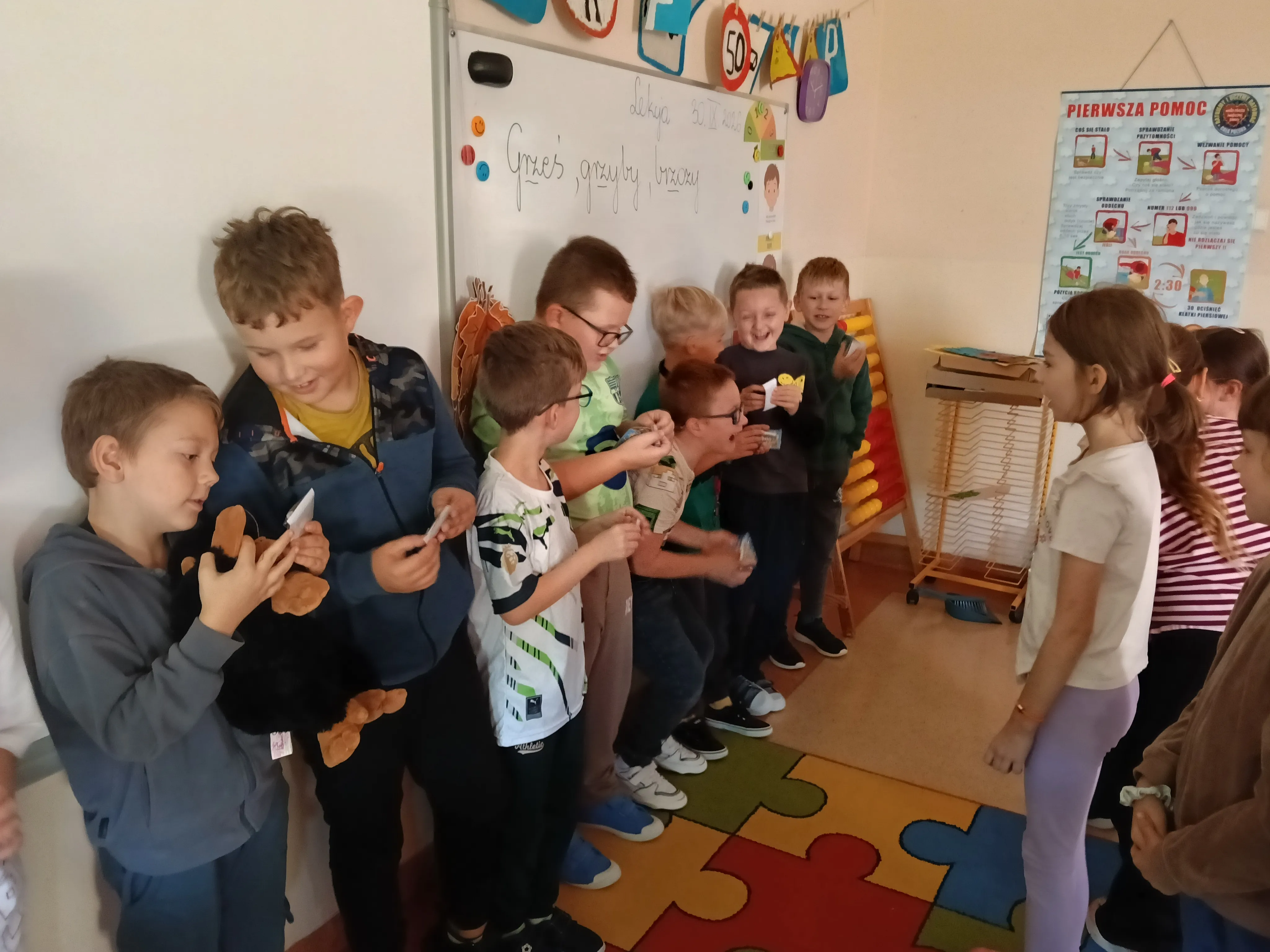 Uczniowie klas 1-3 wybrali się na jesienny spacer, aby odkrywać uroki tej wyjątkowej pory roku.