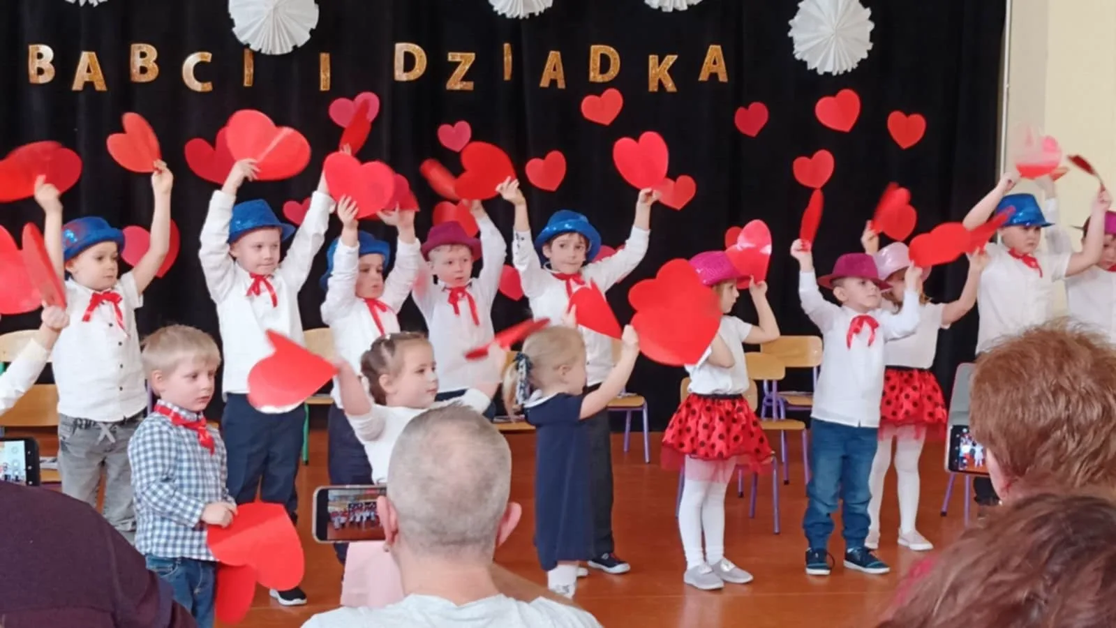 PRZEDSZKOLAKI ŚWIĘTUJĄ DZIEŃ BABCI I DZIADKA