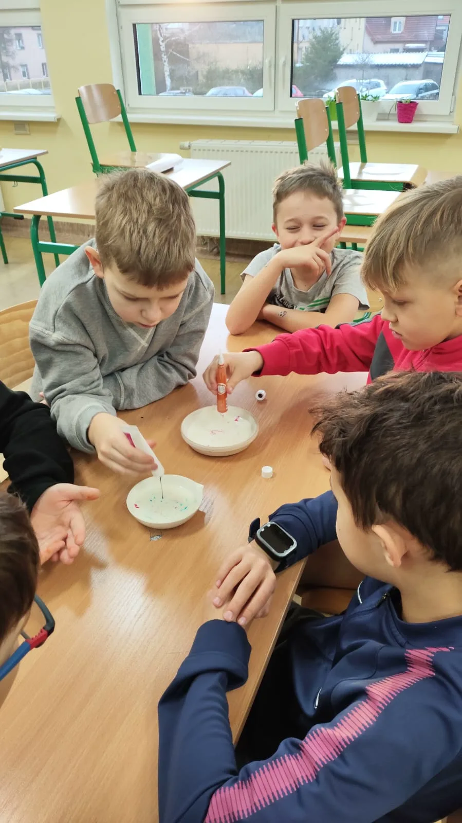 Chemiczne eksperymenty w pracowni – nauka przez zabawę w ramach projektu „Aktywna Świetlica”