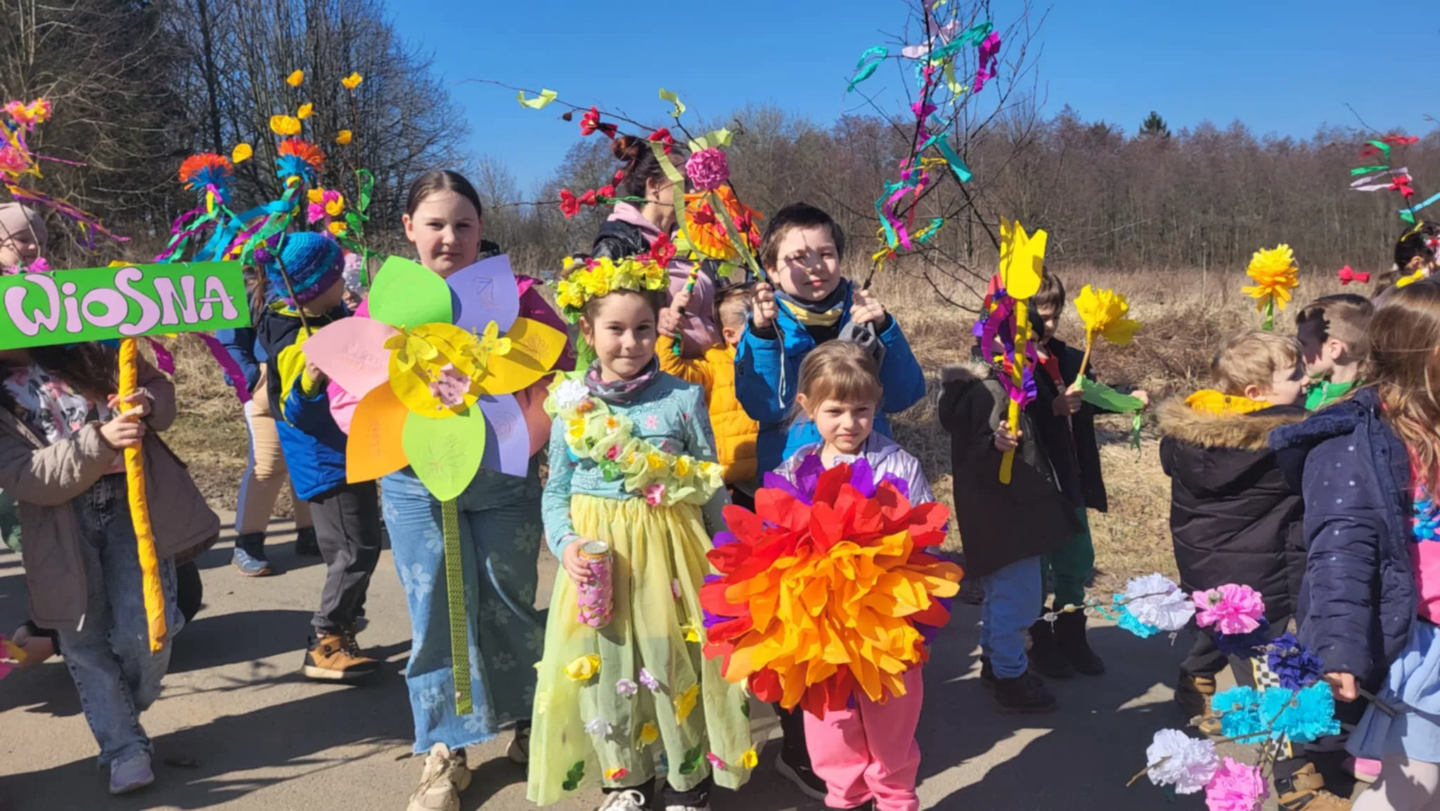 RUSZYLI RADOŚNIE PRZYJRZEĆ SIĘ WIOŚNIE