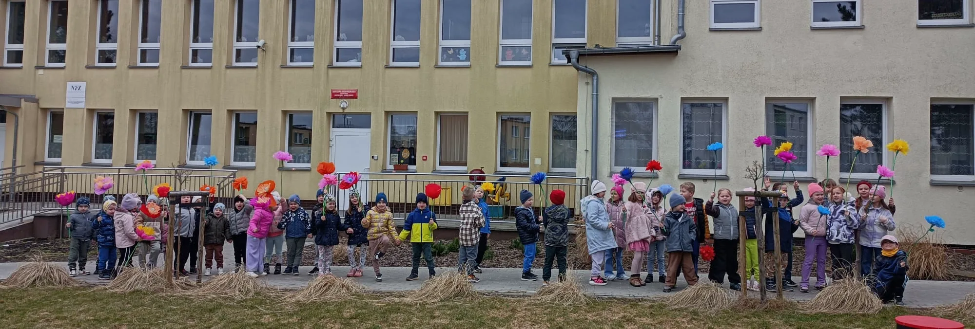 Kolorowy pochód przedszkolaków na powitanie wiosny. 🌸