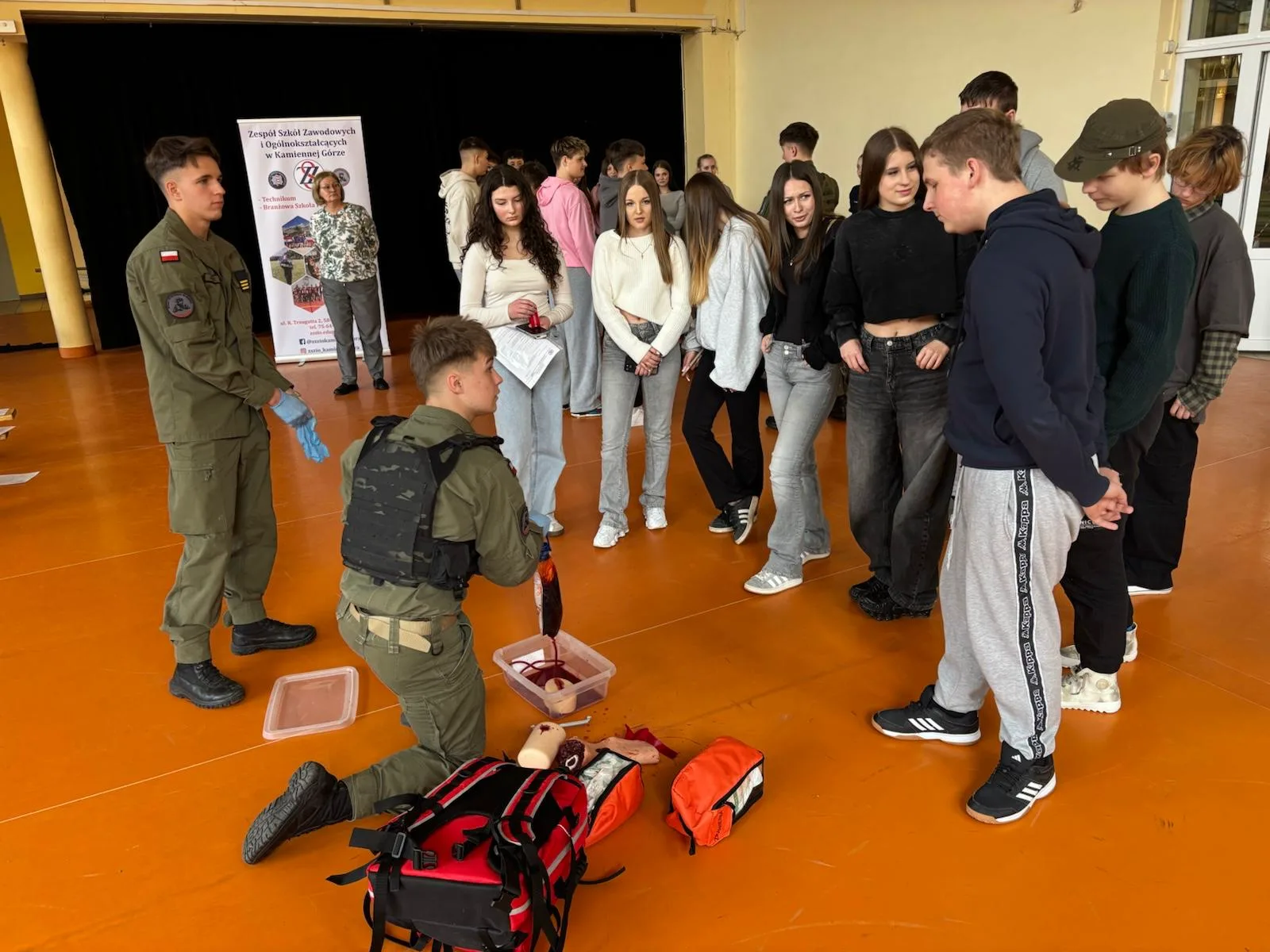 CHŁOPCY W MUNDURACH W  NASZEJ SZKOLE