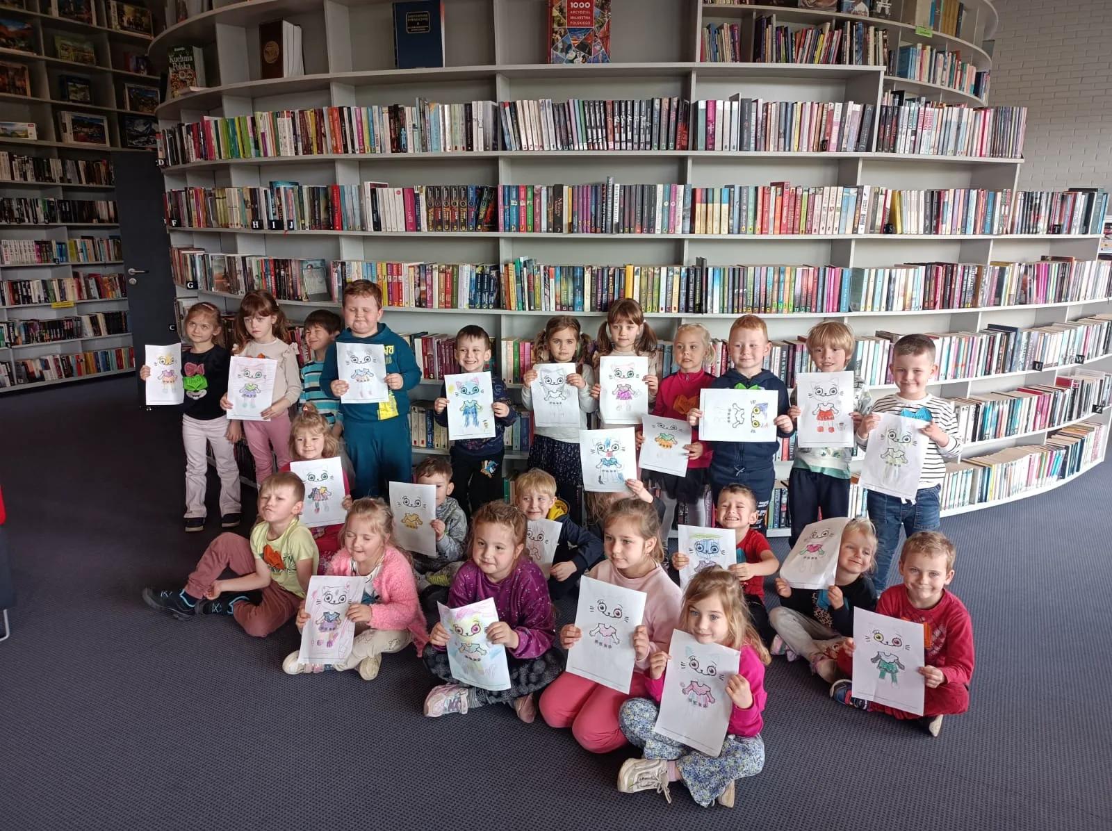 PRZEDSZKOLAKI Z WIZYTĄ W BIBLIOTECE
