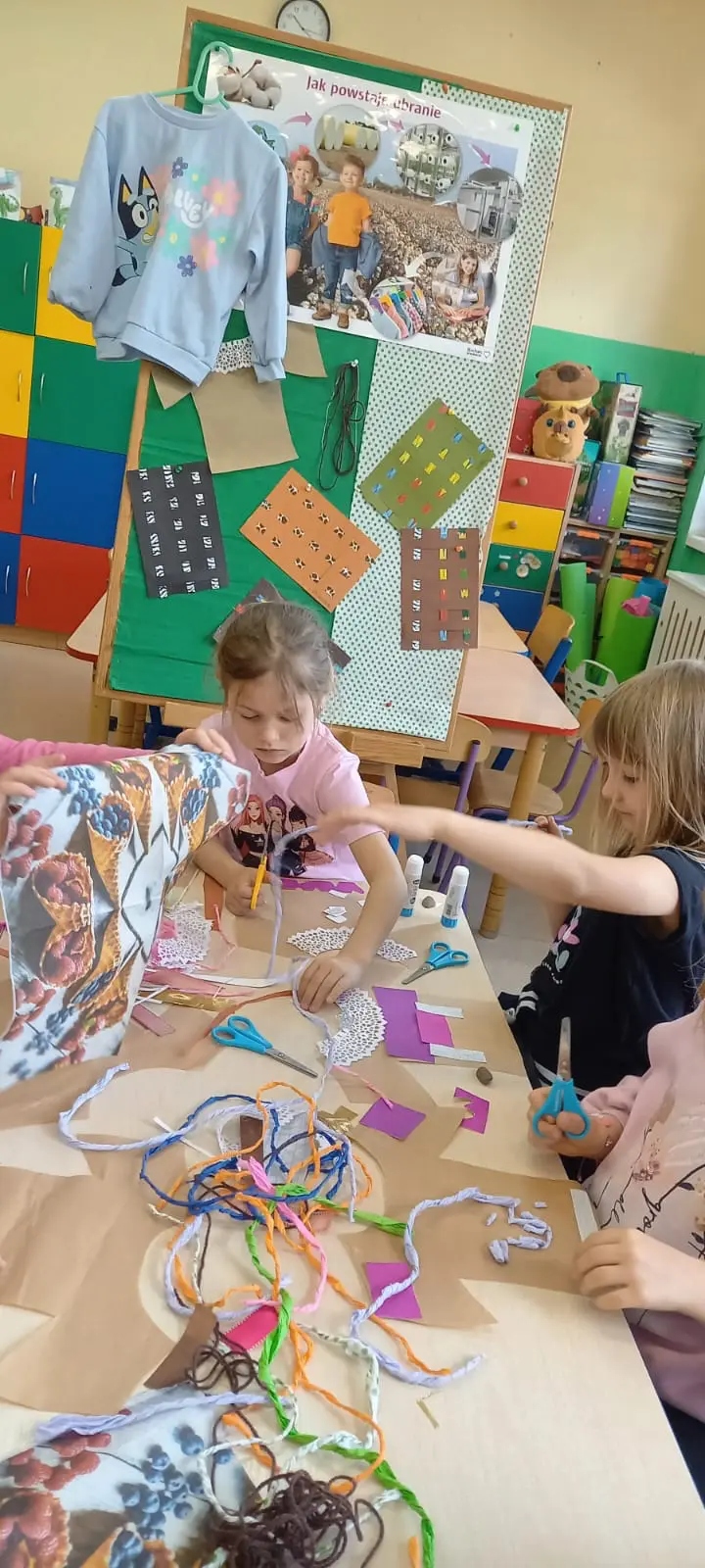Zdjęcie 1 z galerii SKĄD  BIORĄ  SIĘ  UBRANIA?