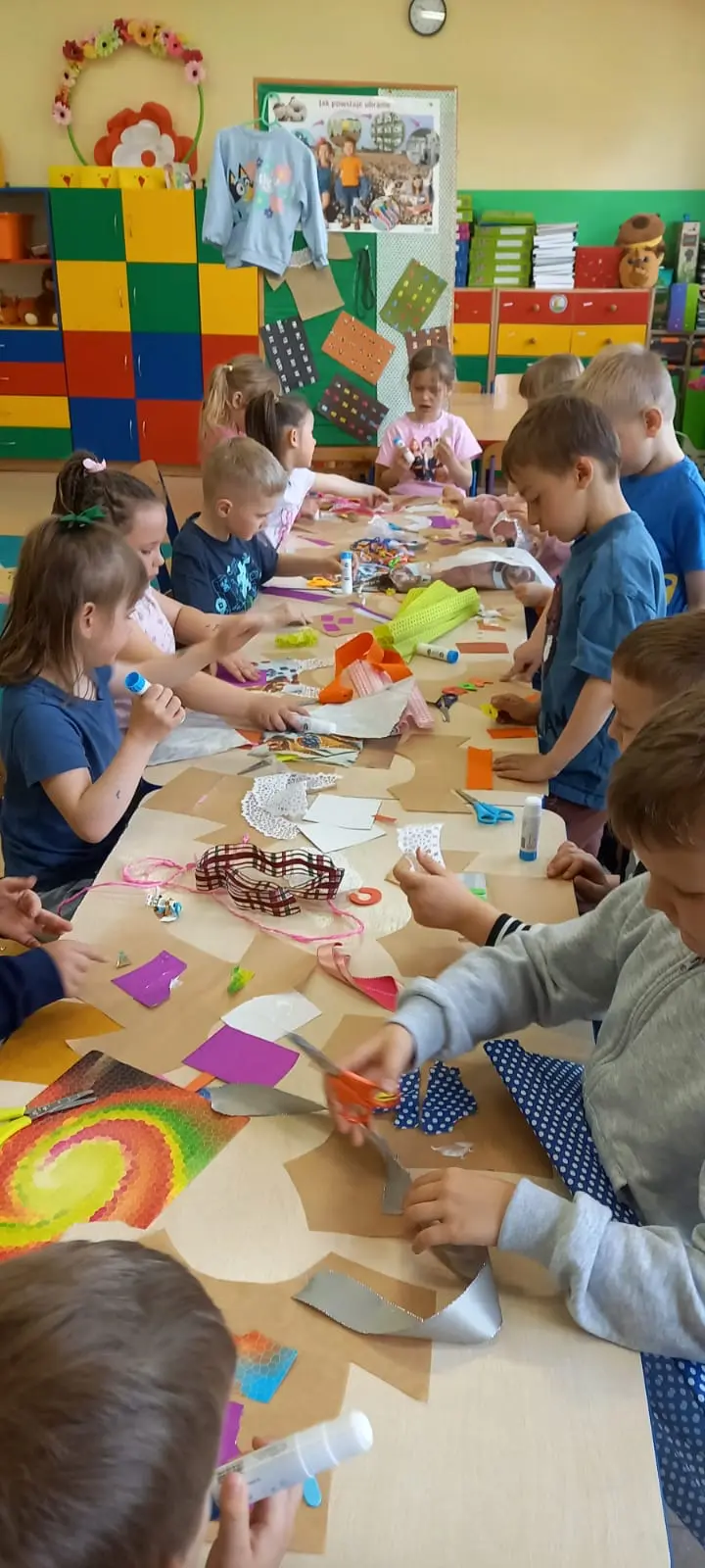 Zdjęcie 5 z galerii SKĄD  BIORĄ  SIĘ  UBRANIA?
