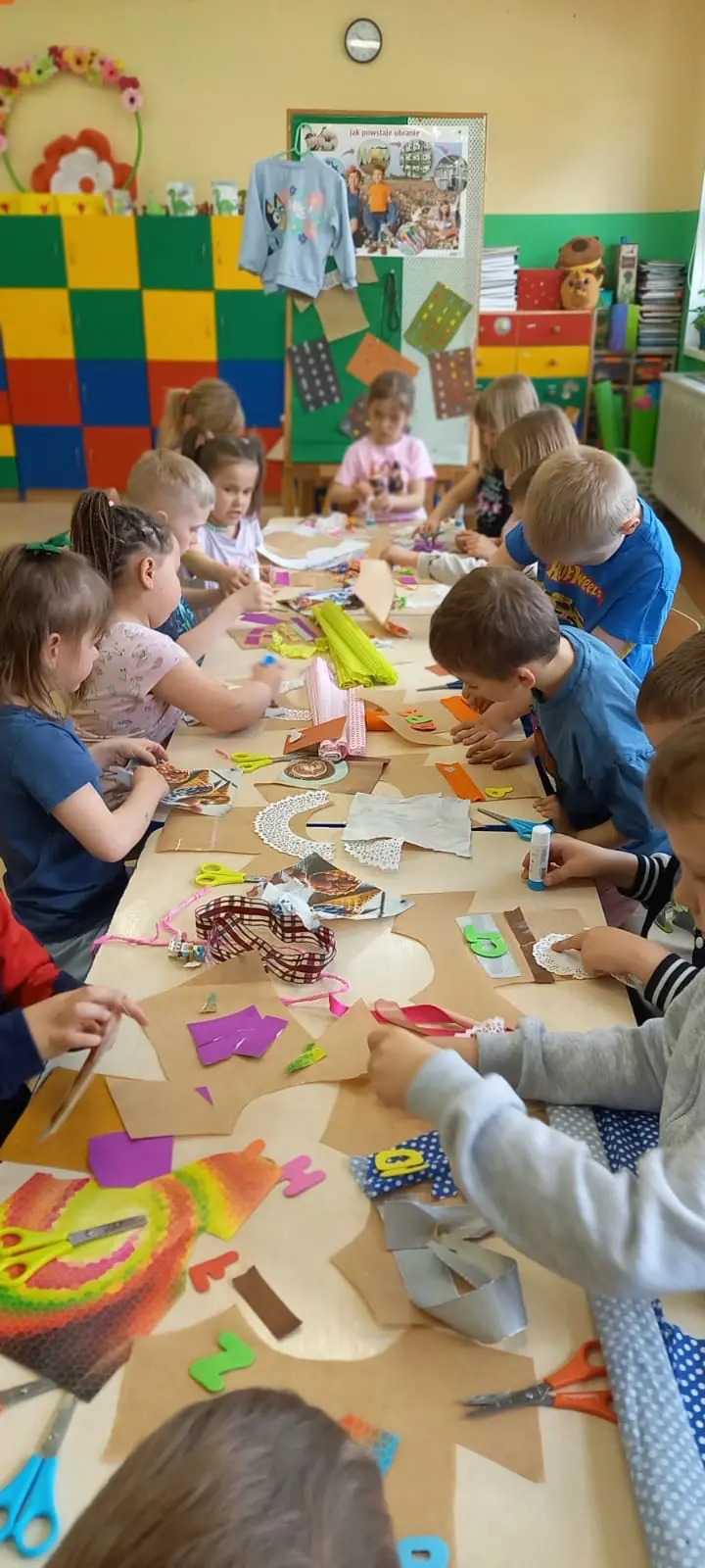 Zdjęcie 8 z galerii SKĄD  BIORĄ  SIĘ  UBRANIA?