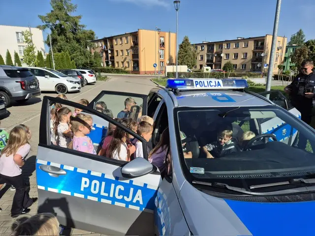 Zdjęcie 9 z galerii funkcjonariusze policji.