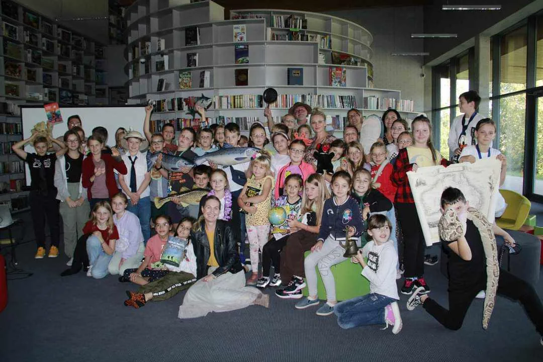 Spotkanie klas czwartych z pisarzem Łukaszem Wierzbickim