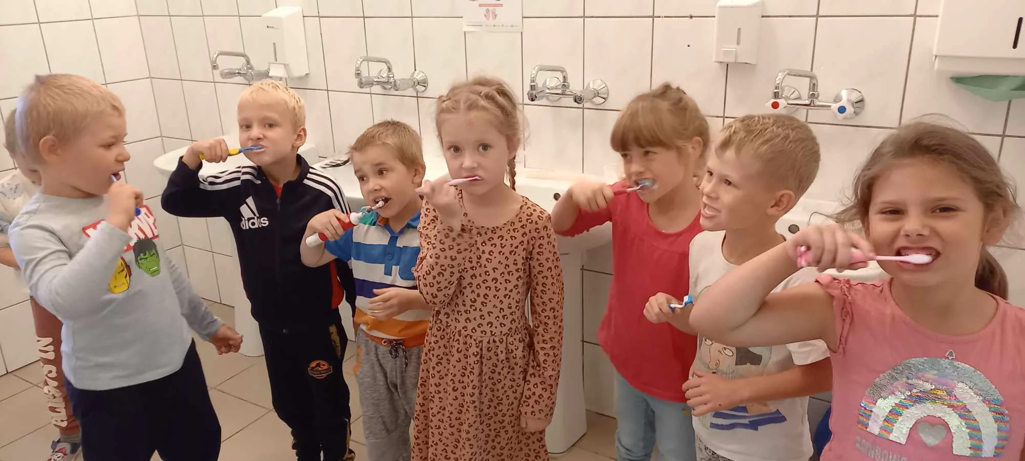 HEJ SZCZOTECZKO ! ,,Piękny uśmiech każdy ma, kto o zęby swoje dba”