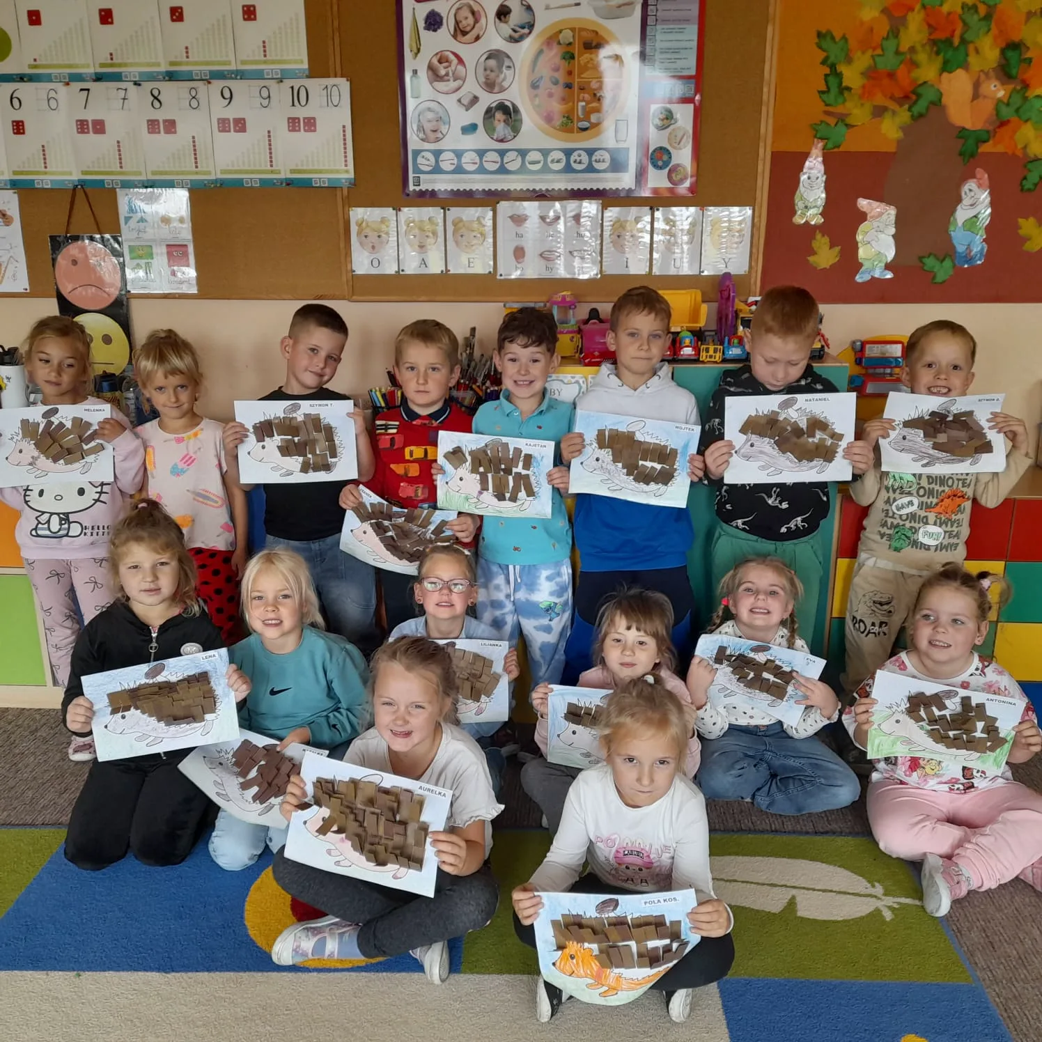 PRZEDSZKOLAKI ODKRYWAJĄ UROKI JESIENI