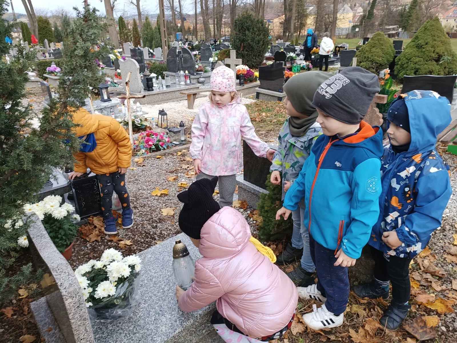 PRZEDSZKOLAKI Z WIZYTĄ NA CMENTARZU