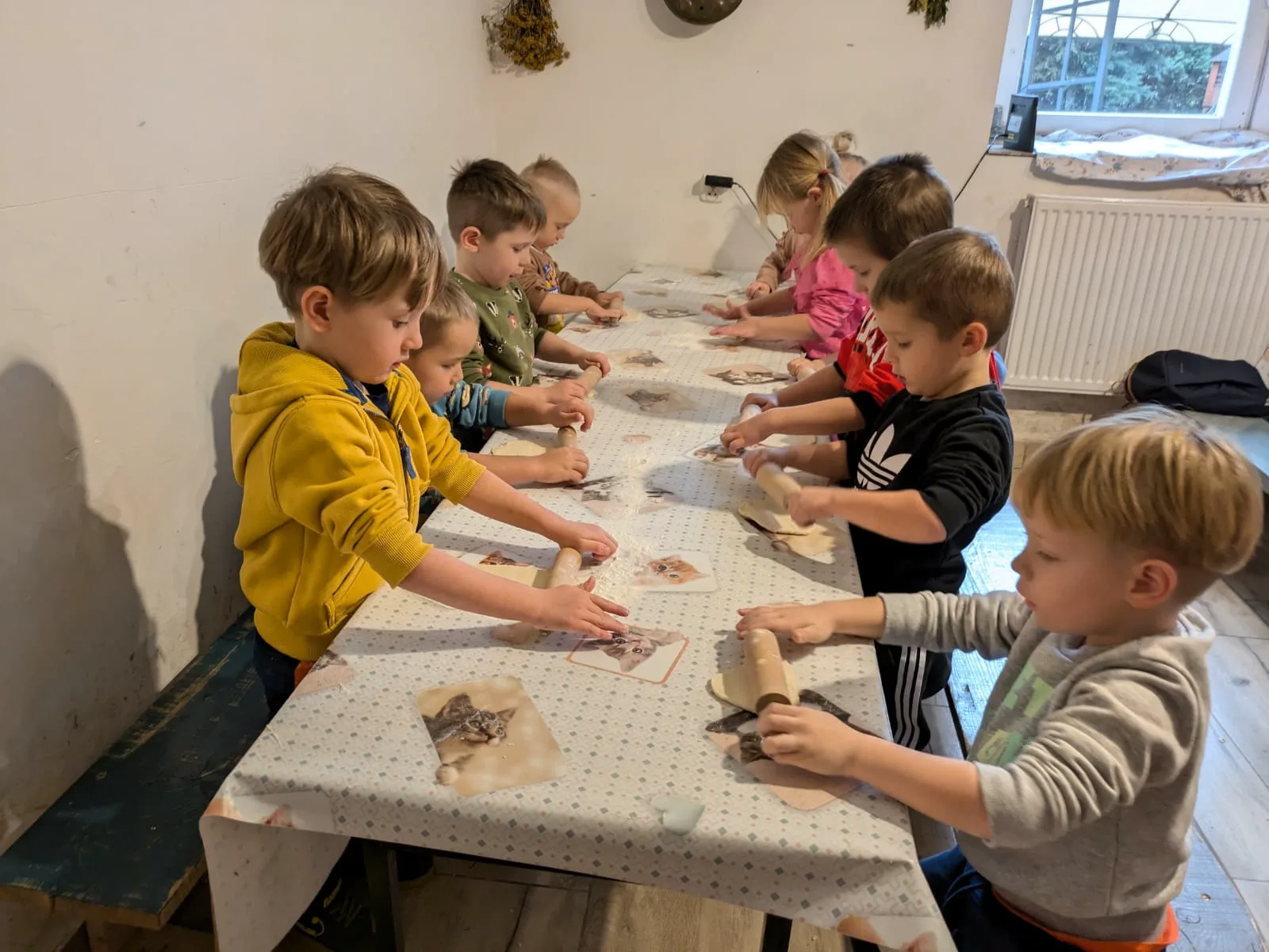 Przedszkolaki w Edukacyjnej Zagrodzie Nad Młynówką.