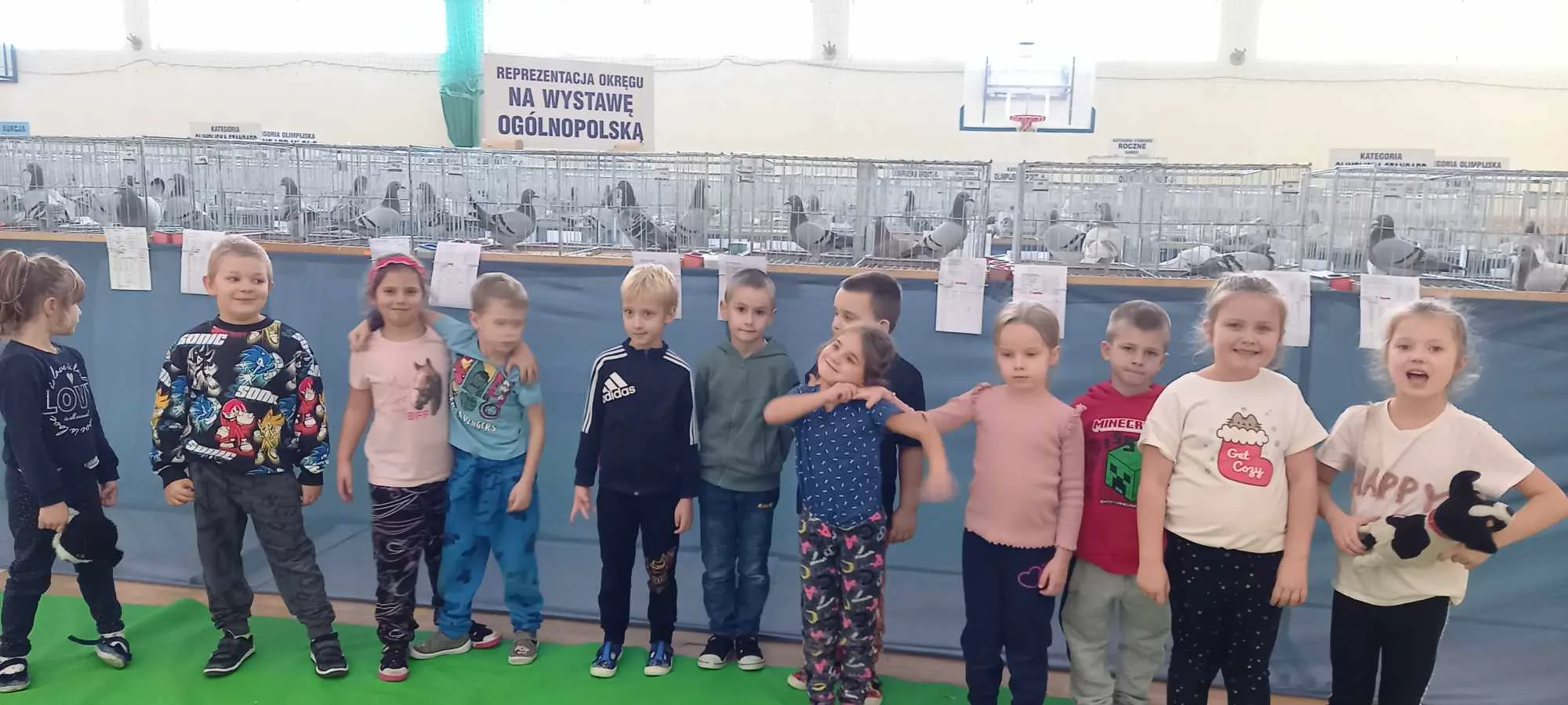 PRZEDSZKOLAKI WŚRÓD GOŁĘBI