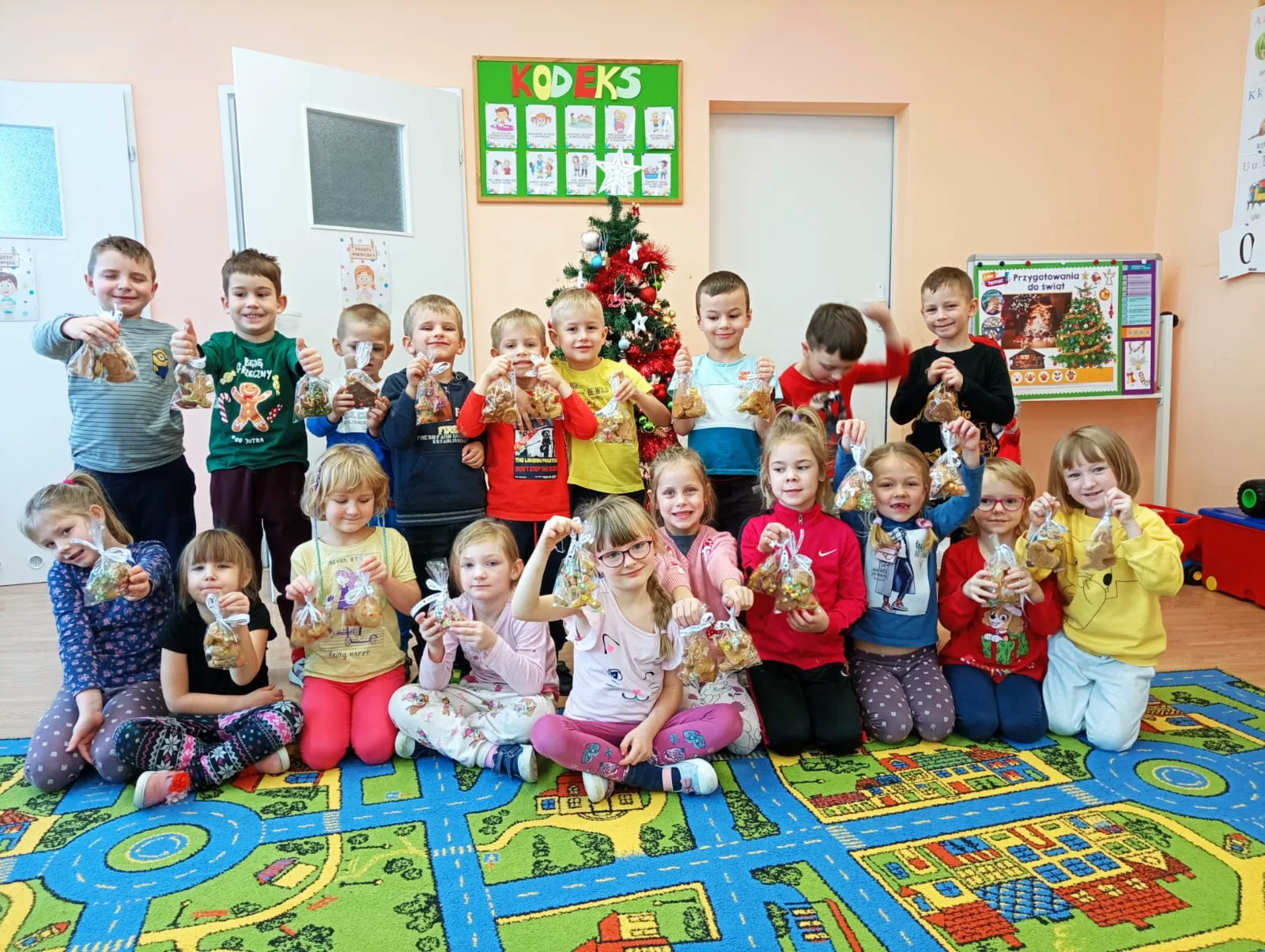 " Przedszkolaki pieką świąteczne pierniki"