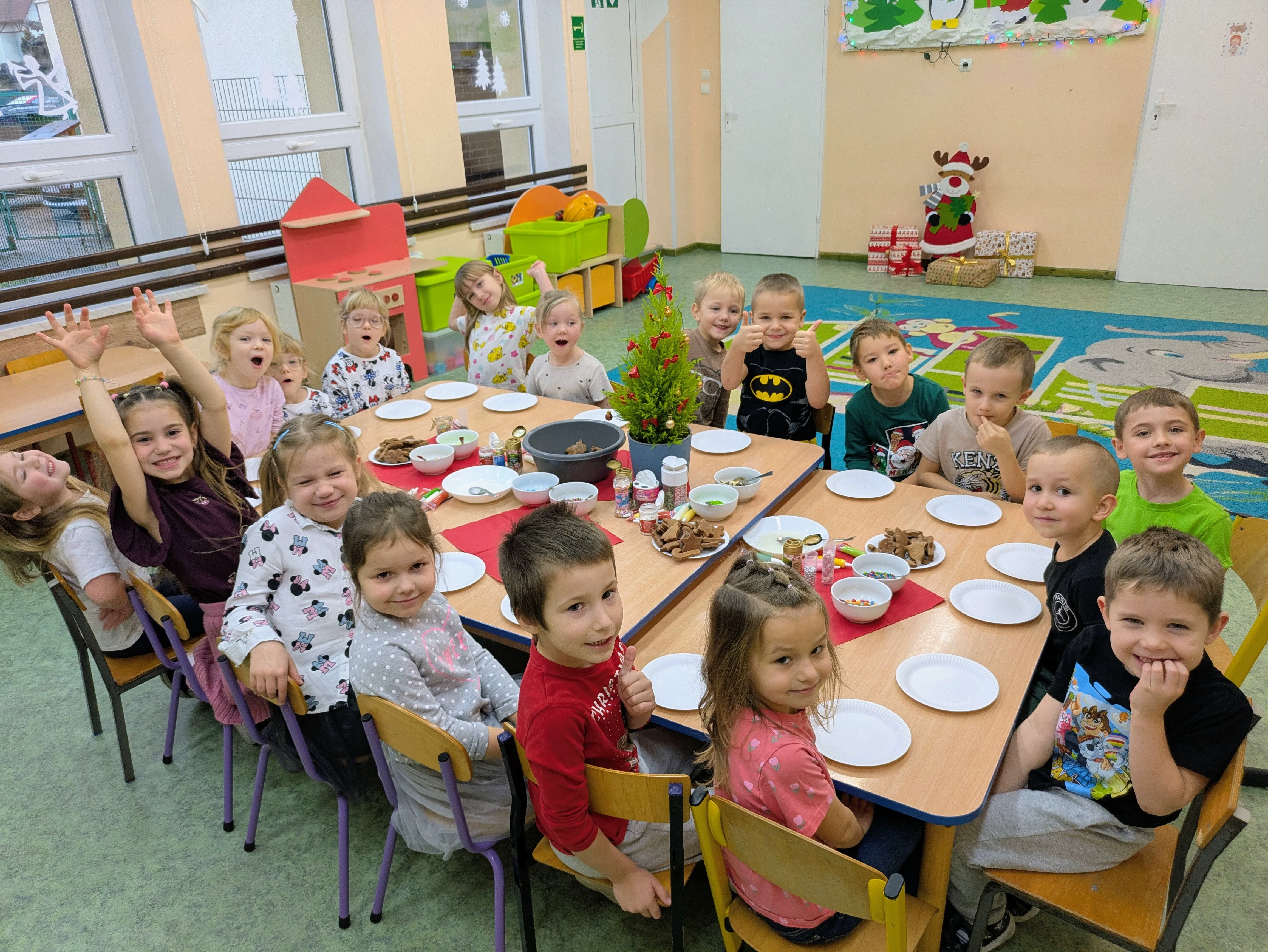 Świąteczne ozdabianie pierniczków w wykonaniu przedszkolaków!