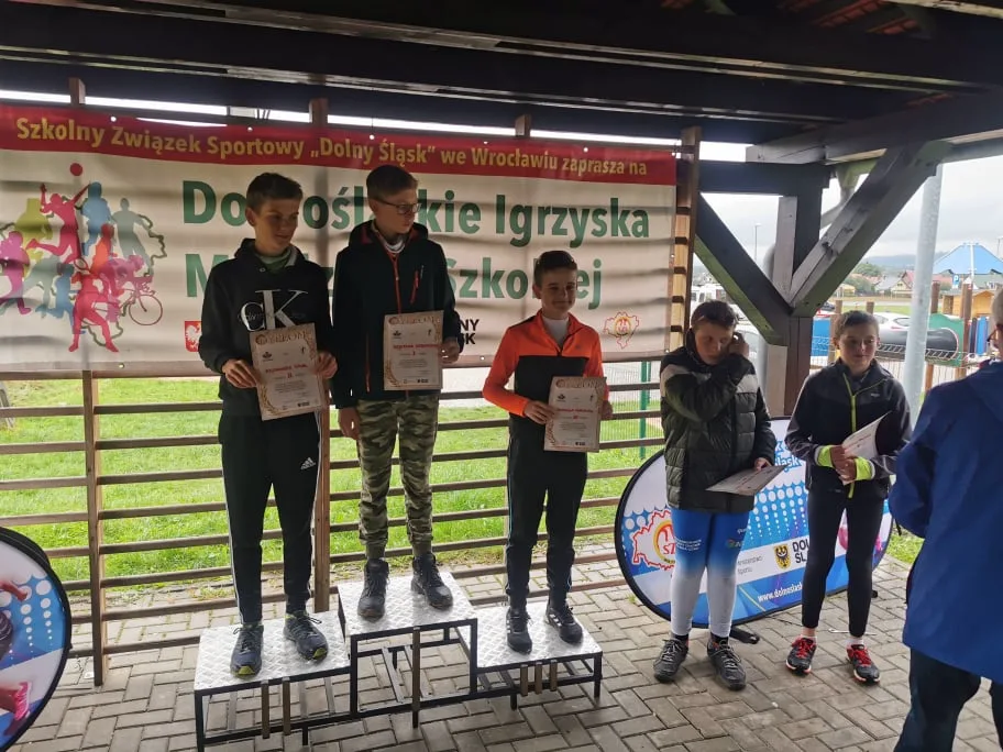 SPORTOWE SUKCESY NASZYCH UCZNIÓW W DOLNOŚLĄSKIM FINALE IGRZYSK DZIECI W BIEGACH  NA NARTOROLKACH