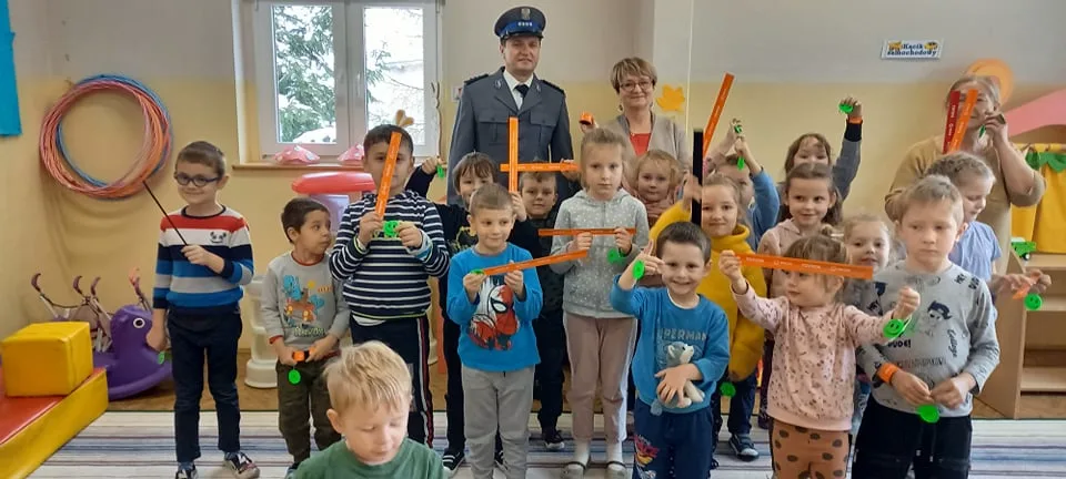 ZA MUNDUREM PRZEDSZKOLAKI SZNUREM