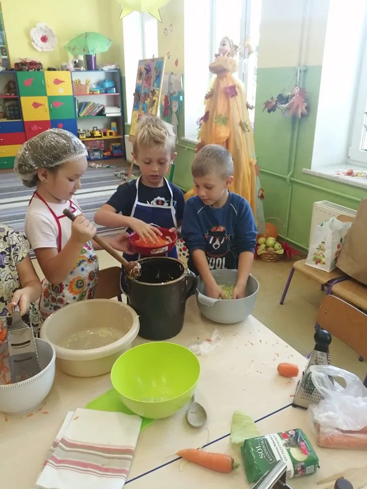 WITKOWSKIE PRZEDSZKOLAKI KISZĄ KAPUSTĘ