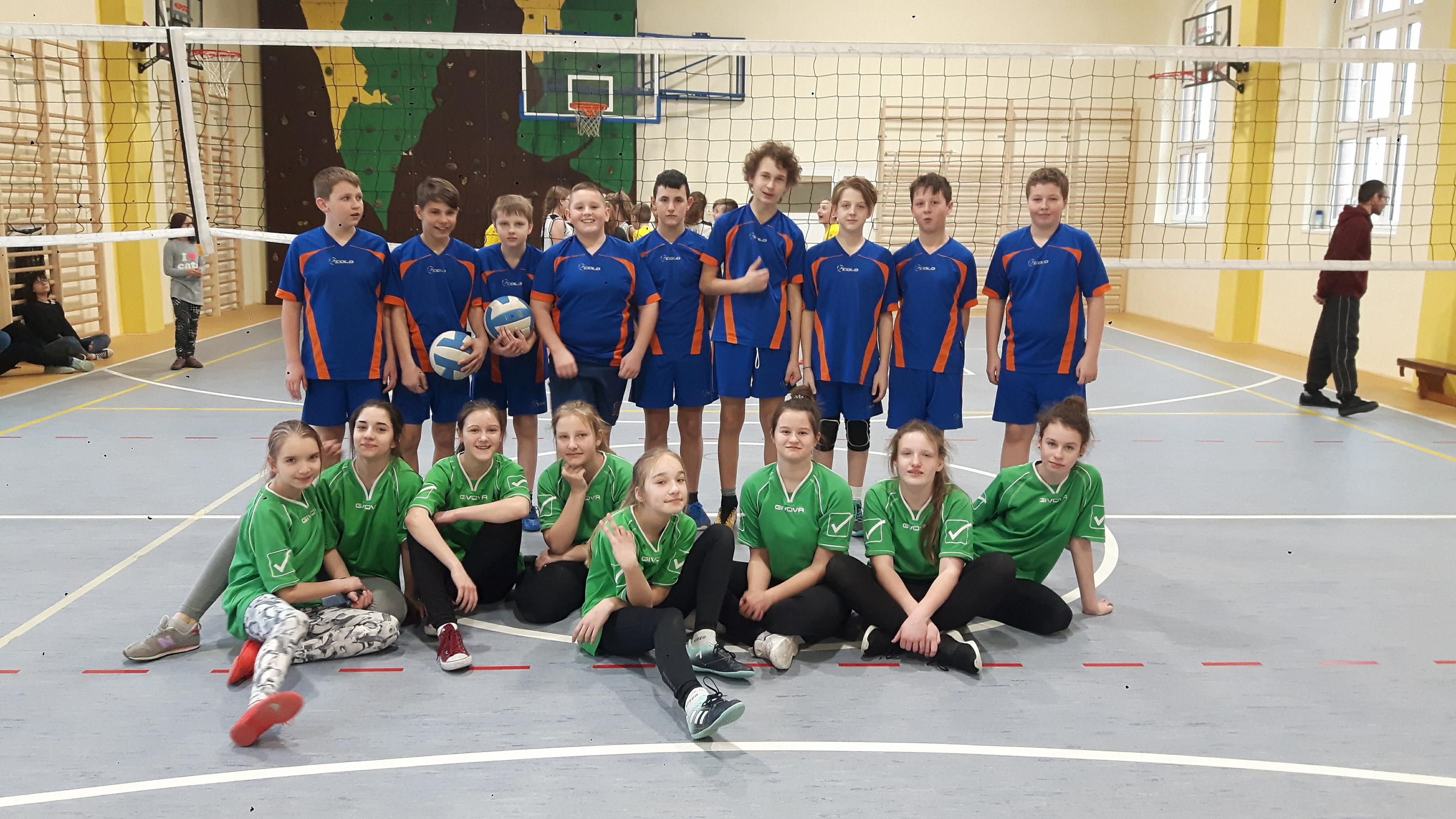 I miejsce  reprezentacji dziewcząt i chłopców w  mini siatkówce.