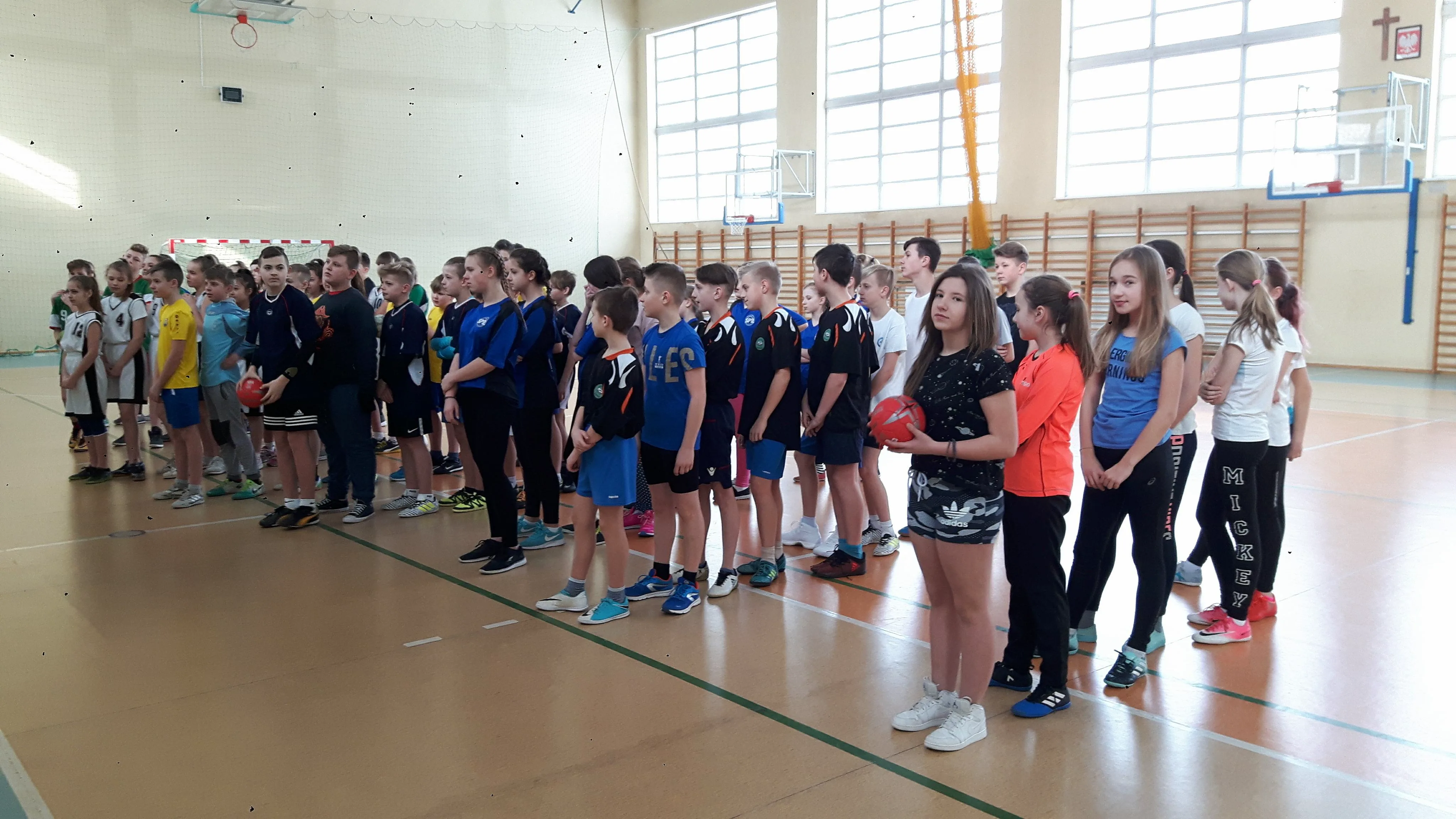 Powiatowy finał w piłkę ręczną w ramach igrzysk dzieci.