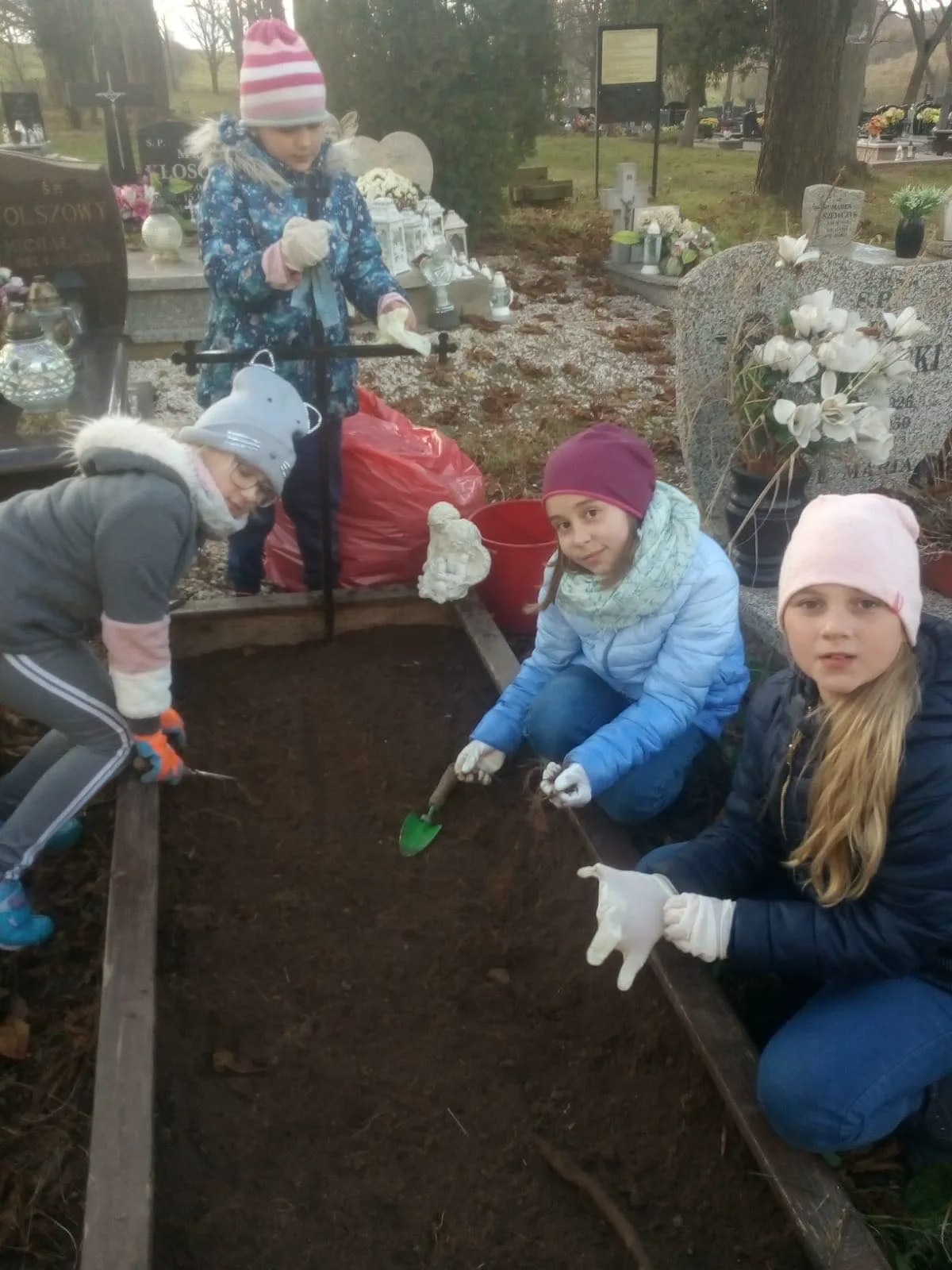 Akcja sprzątania nagrobków