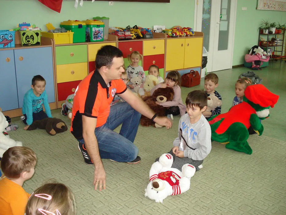 Lalki i misie idą do doktora - wizyta lekarzy w przedszkolu