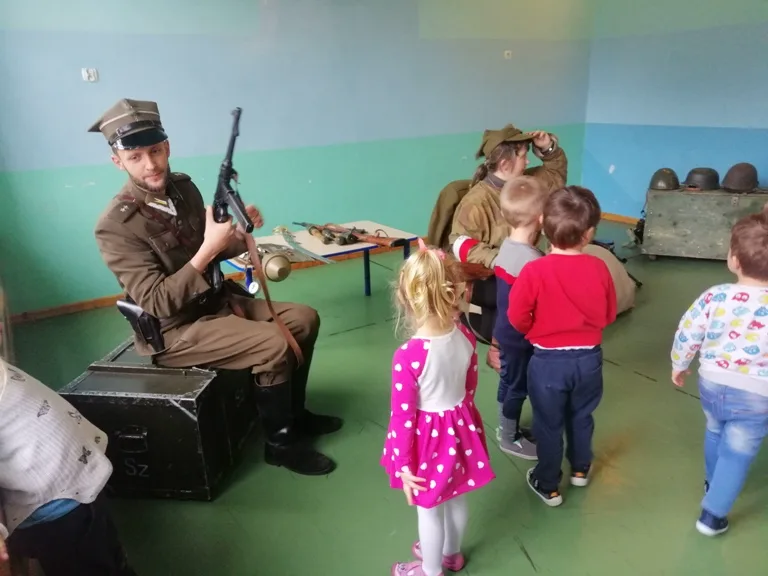 Pokaz historyczny w szkole w Witkowie