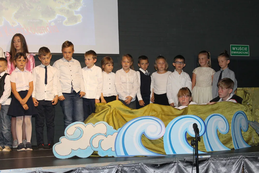 MY, UCZNIOWIE PIERWSZEJ KLASY UROCZYŚCIE  PRZYRZEKAMY…