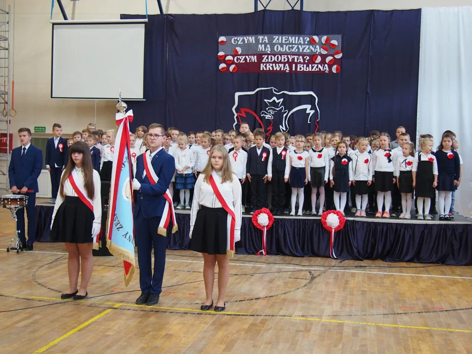 Wspólne śpiewanie hymnu narodowego.