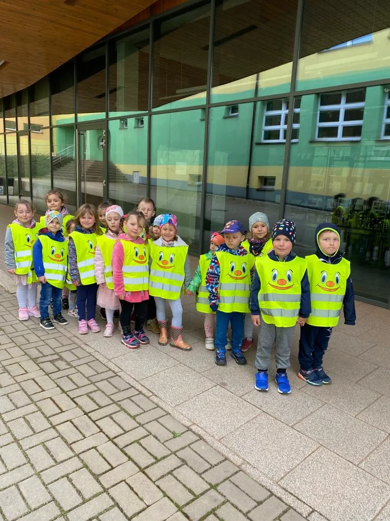 PRZEDSZKOLAKI Z WIZYTĄ W BIBLIOTECE