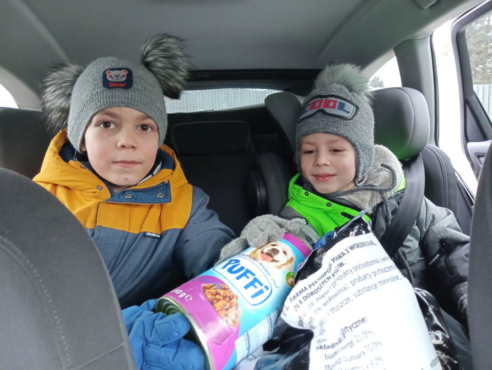 Przedszkolaki pomagają czworonożnym przyjaciołom