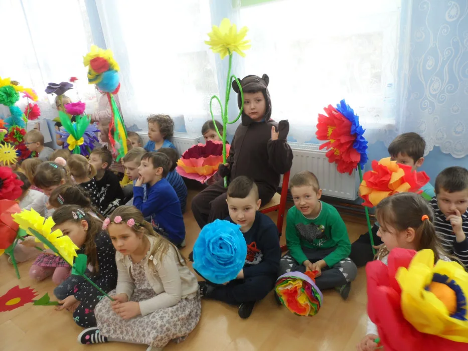 PRZEDSZKOLAKI  WITAJĄ WIOSNĘ