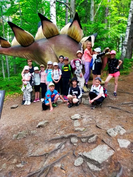 Uczniowie klasy 2A  w Dino Parku w Szklarskiej Porębie