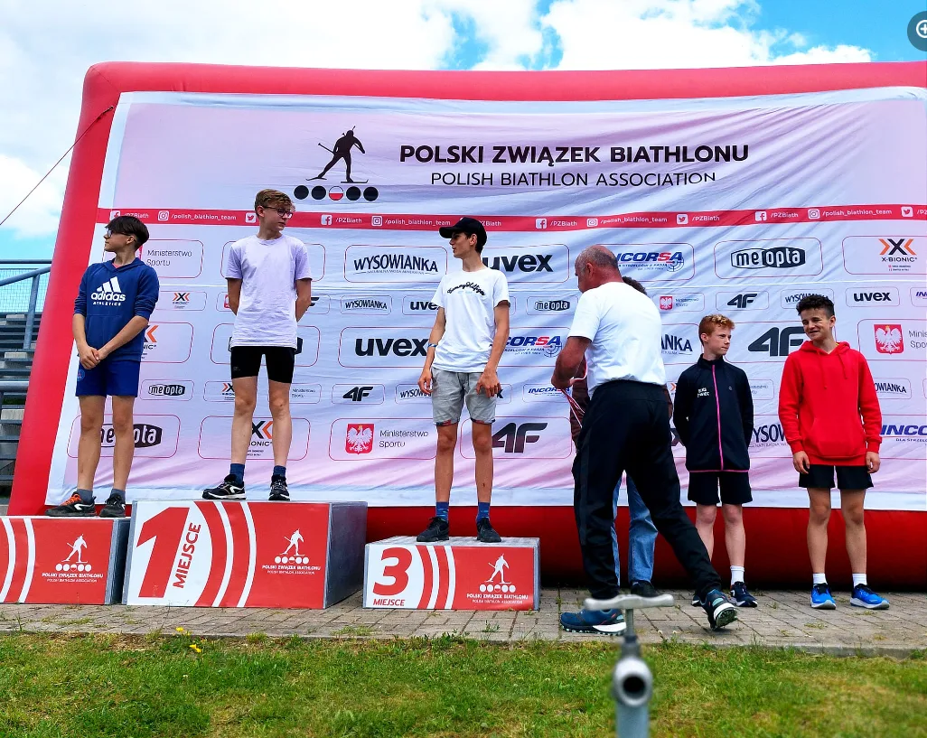 WSPANIAŁY UDZIAŁ NASZYCH UCZNIÓW W PUCHARZE POLSKI W BIATHLONIE W DUSZNIKACH - ZDROJU