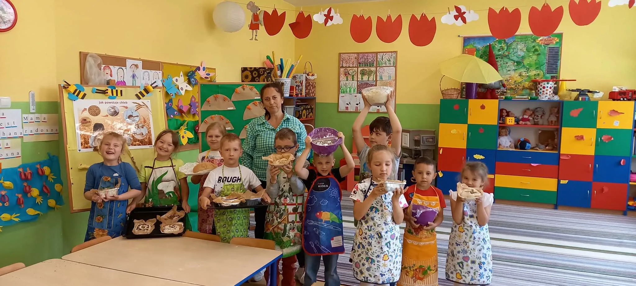 DUŻO  NAS, DUŻO NAS DO PIECZENIA CHLEBA