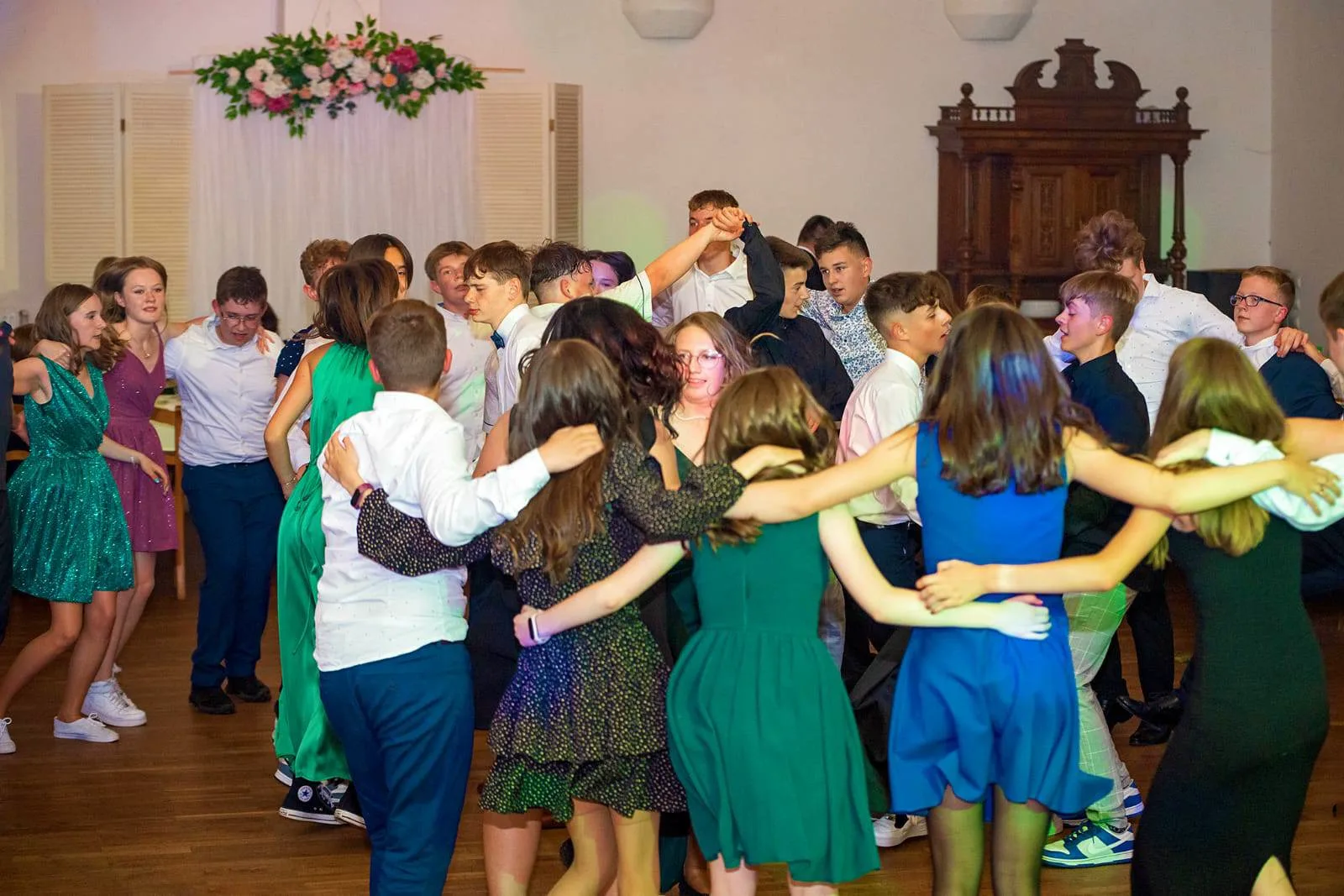 MŁODZI, PIĘKNI, BAL I POLONEZ