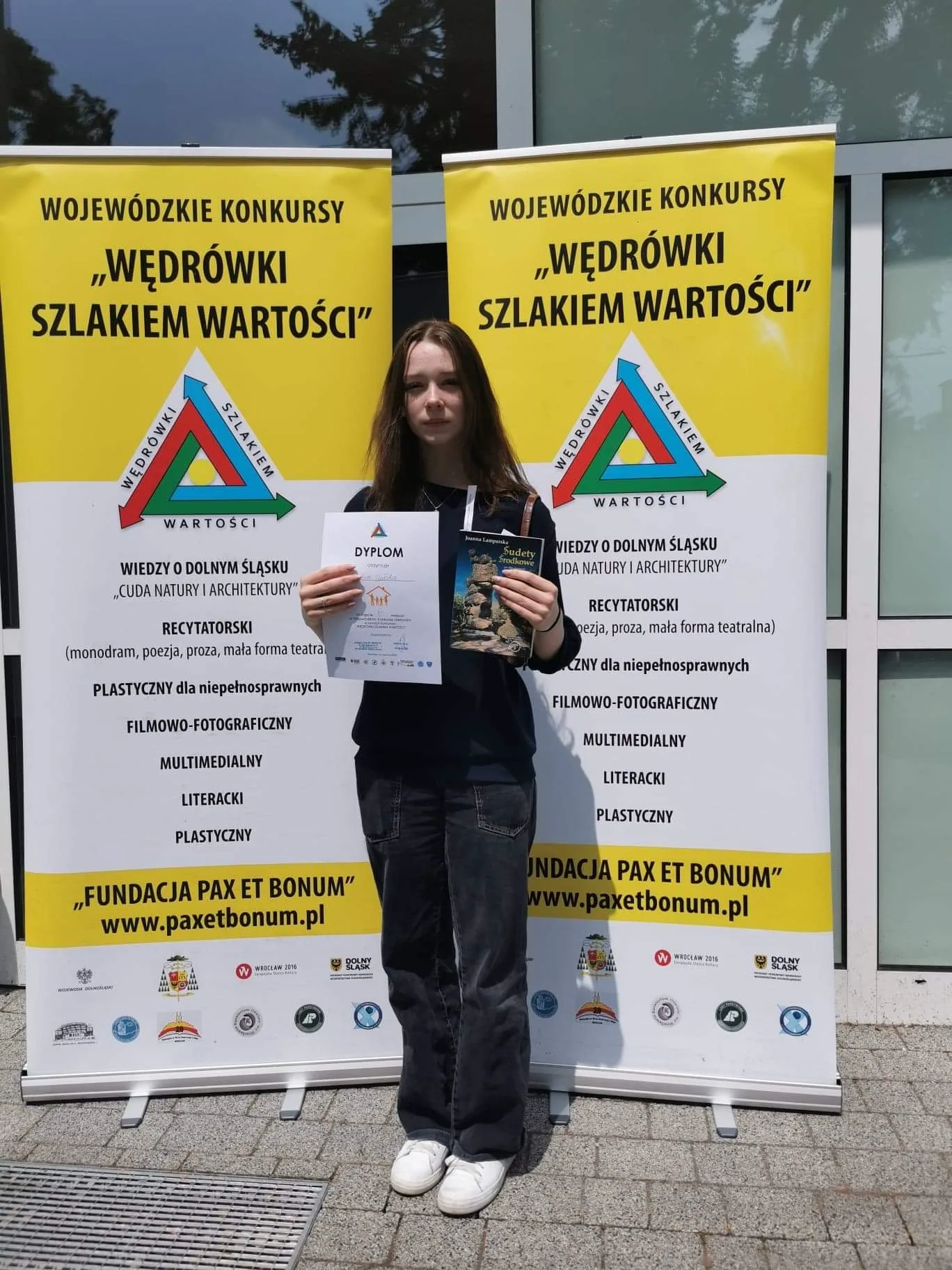 III miejsce Amelki Gołdy, uczennicy kl. 8b w Wojewódzkim Konkursie Literackim w ramach konkursów WĘDRÓWKI SZLAKIEM WARTOŚCI