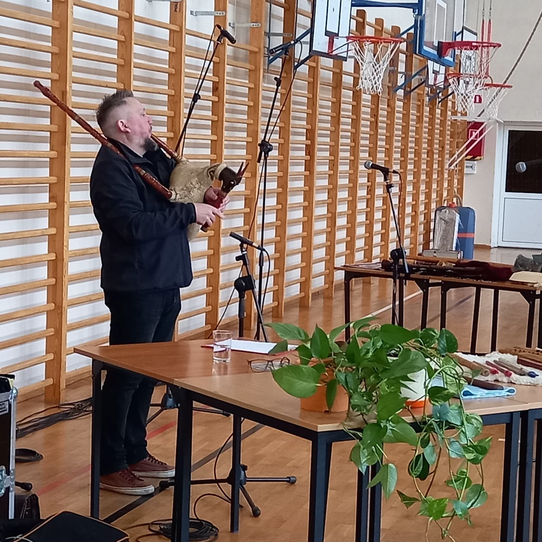 HISTORIA NIEWYPŁAKANA