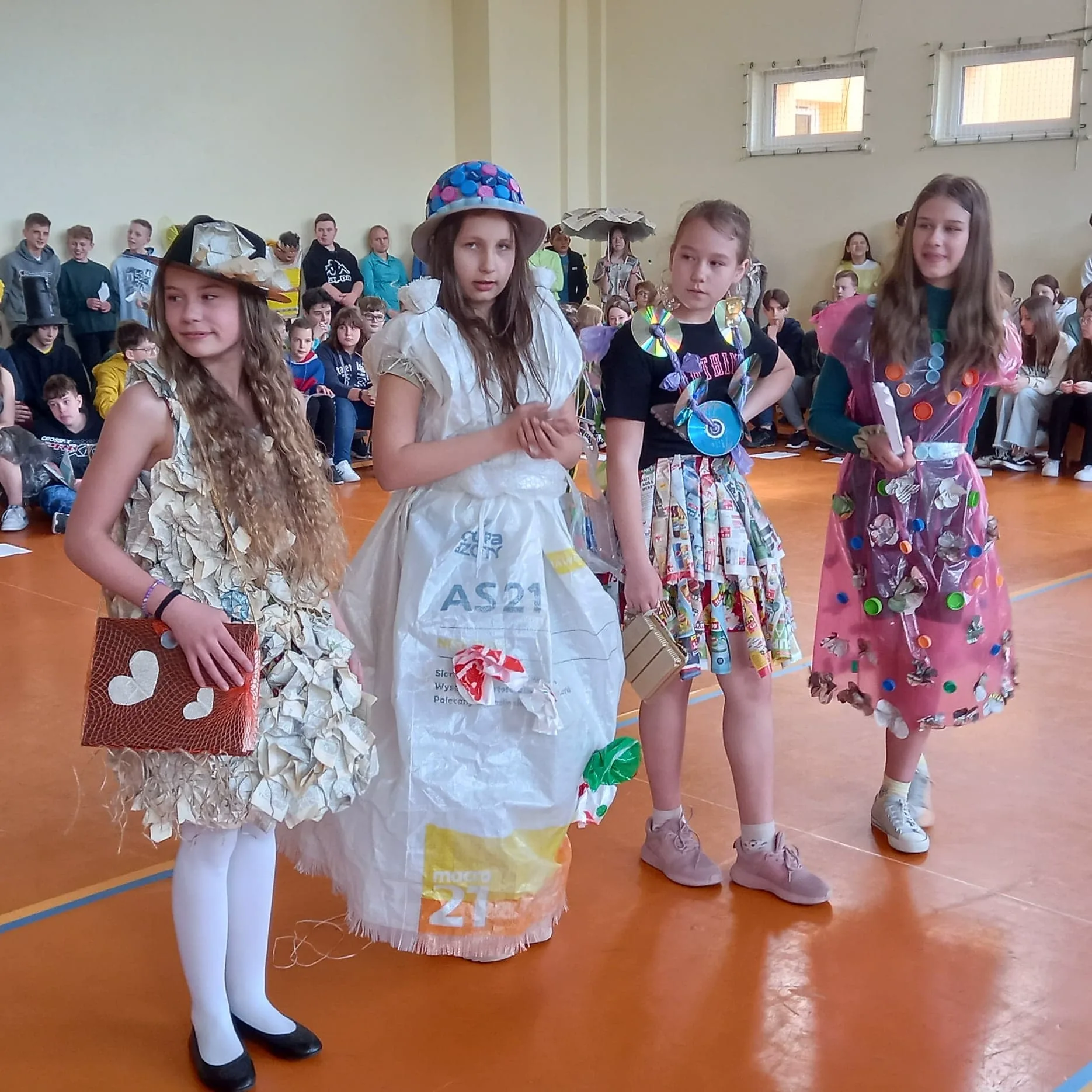 ,, MAMY TYLKO JEDEN ŚWIAT SŁOŃCE, GÓRY, POLA, WIATR”