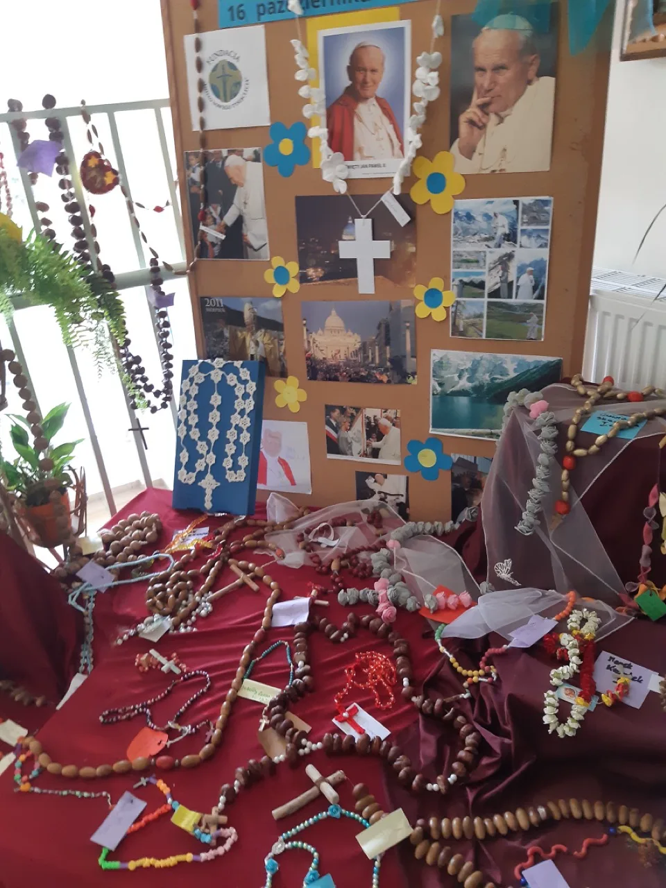 NAJPIĘKNIEJSZY RÓŻANIEC W NASZEJ SZKOLE