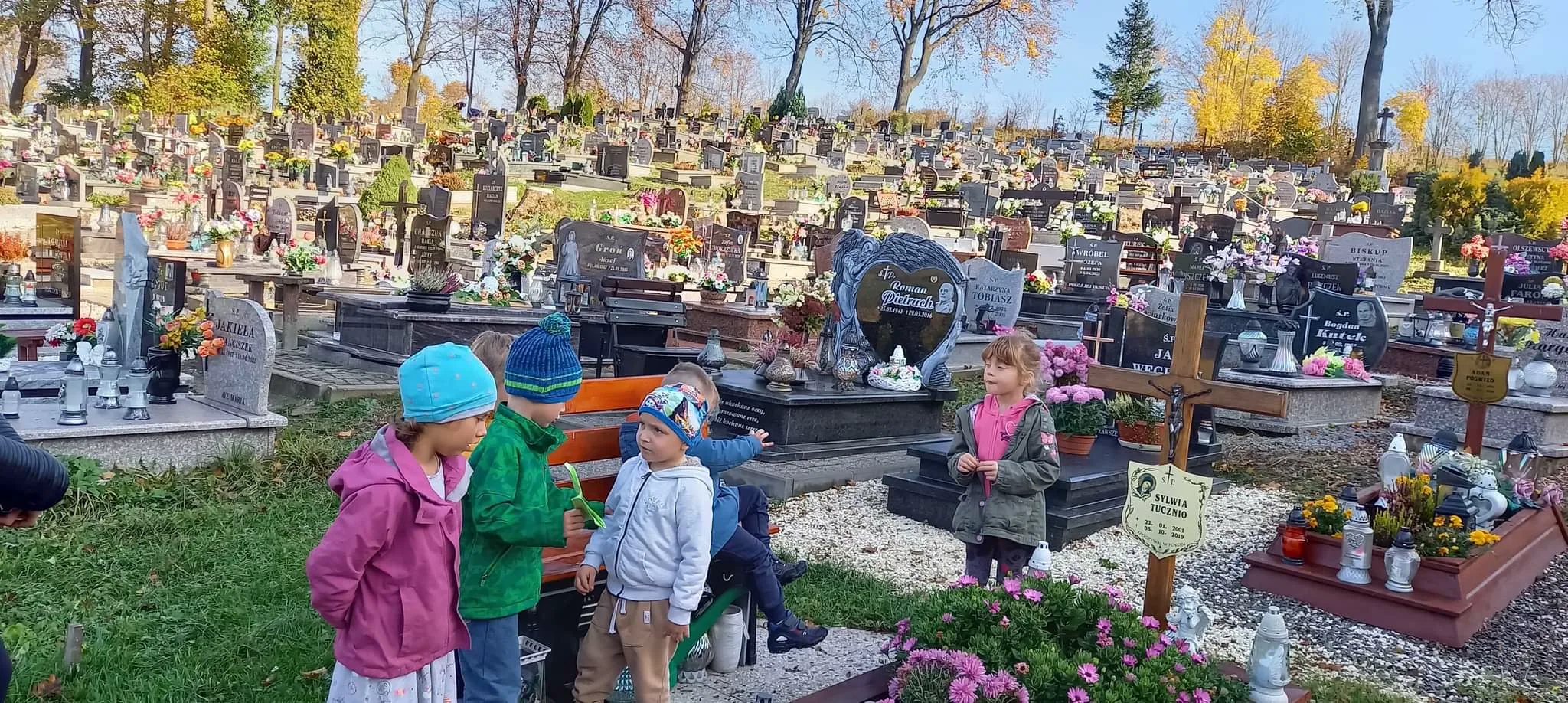 PRZEDSZKOLAKI NA CMENTARZU