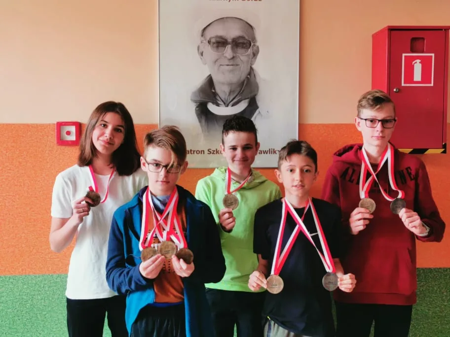 WSPANIAŁY UDZIAŁ NASZYCH UCZNIÓW NA MISTRZOSTWACH POLSKI  W BIATHLONIE