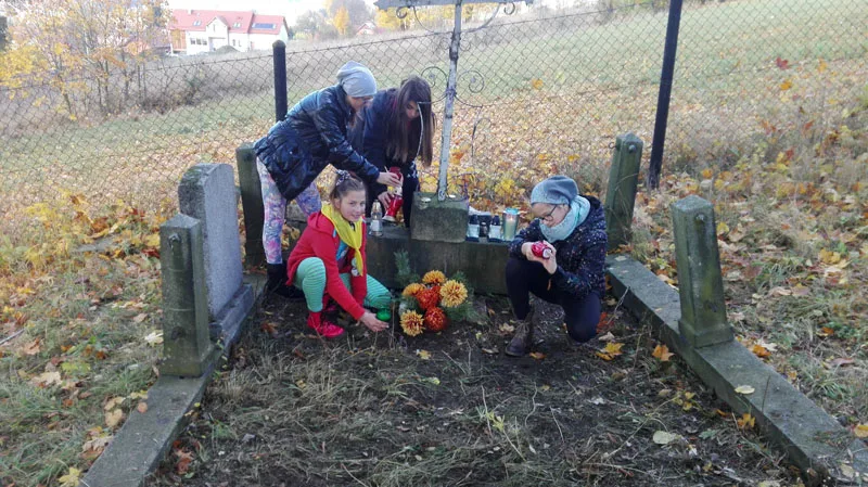 ,,DBAJ  I PAMIĘTAJ”-  akcja sprzątania opuszczonych grobów Witków 27.10 2016r.