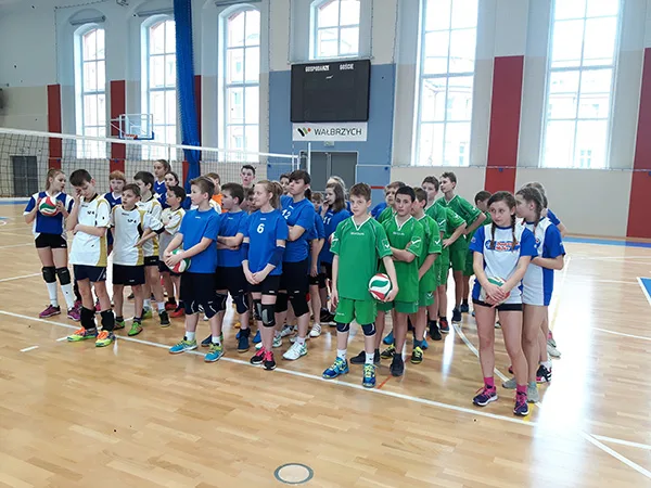 3. miejsce na zawodach strefowych siatkarskich „trójek”