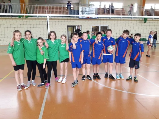 Najmłodsi siatkarze i siatkarki  wysoko na  zawodach powiatowych.