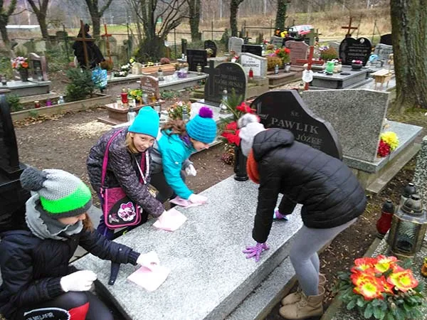 Porządki na grobie patrona szkoły.