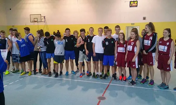 Powiatowe rozgrywki piłki koszykowej.