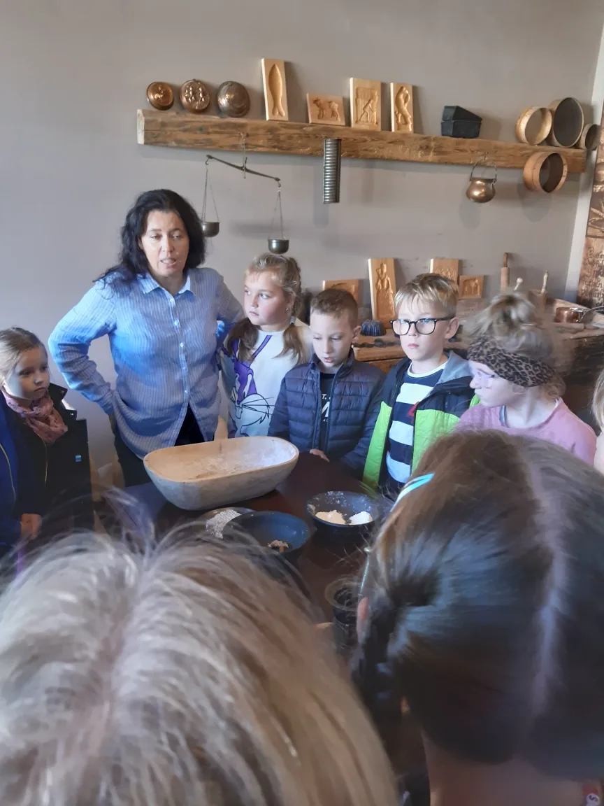 NA TROPACH ZAGINIONEGO ŚWIATA