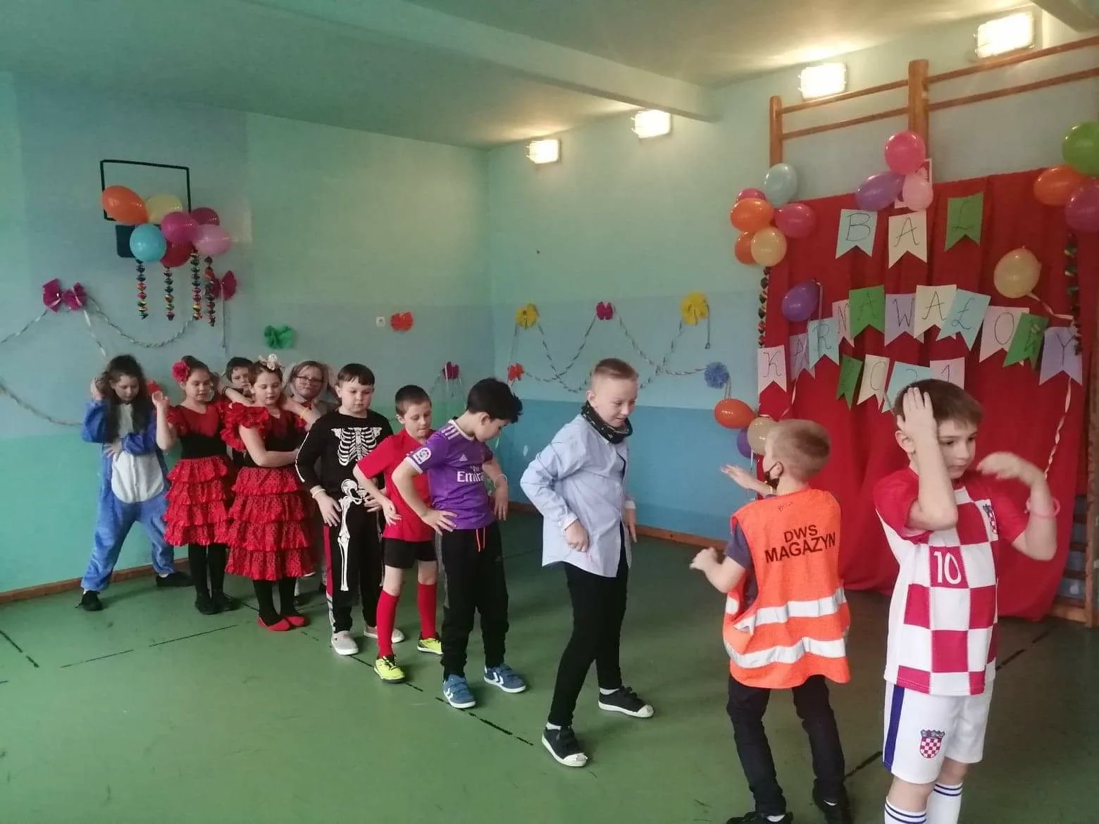 Zabawa  karnawałowa  w szkole w Witkowie